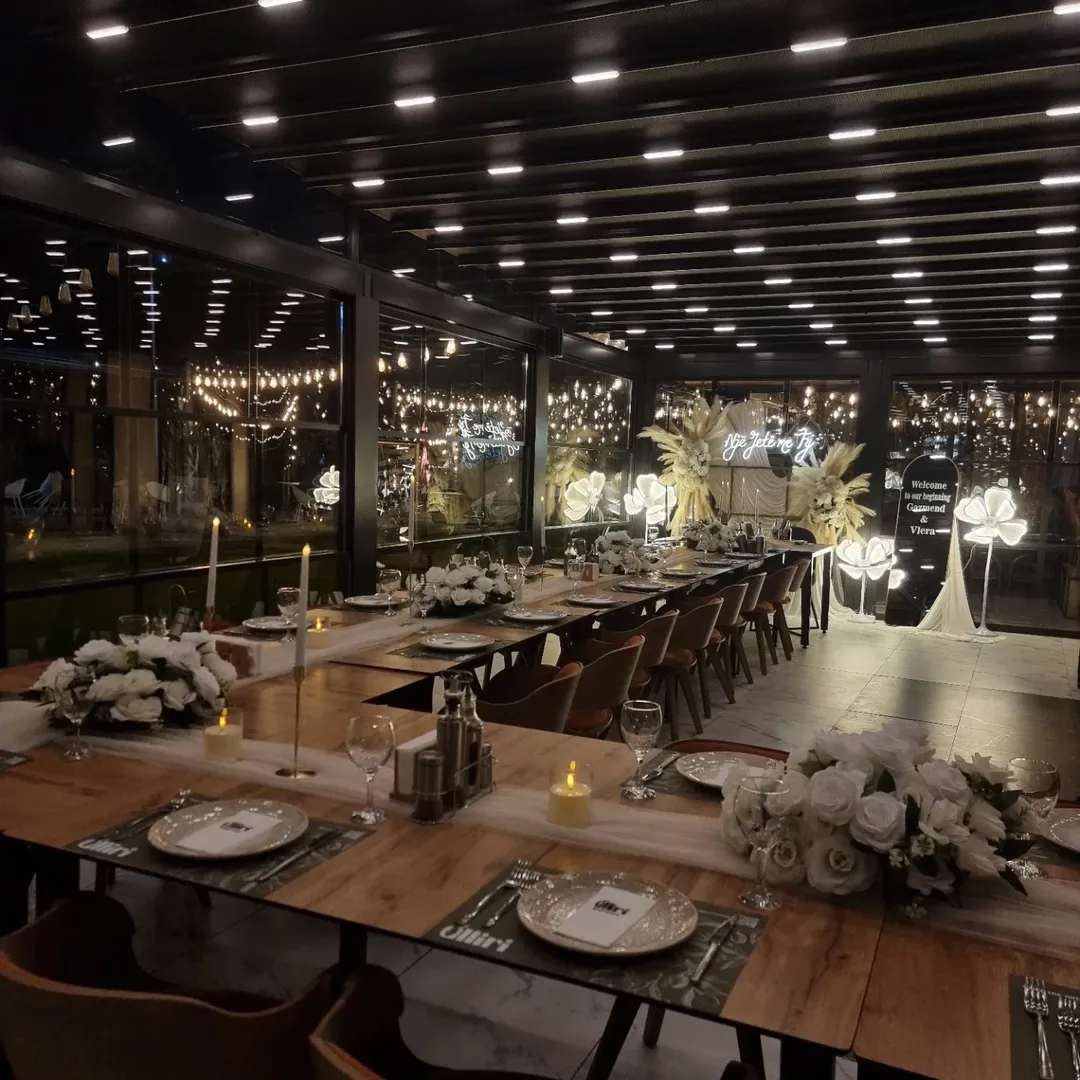 Interieri elegant i restorantit Ulliri duke treguar atmosferën mesdhetare